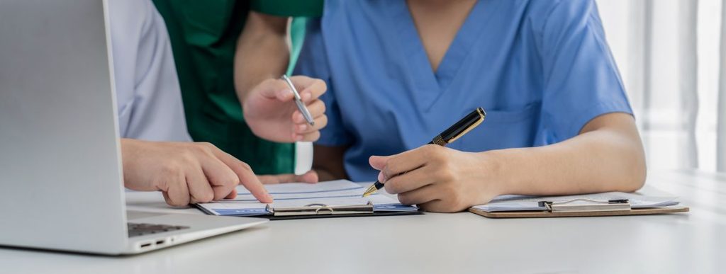 equipo de ginecólogos regenerativos hablando sobre un consenso médico 